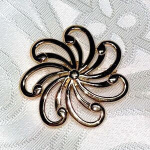 Vintage
Monet gold tone classic radial design brooch pin